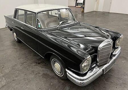 Mercedes-Benz 220 220b Heckflosse