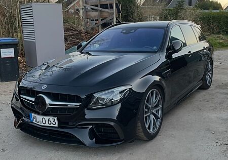 Mercedes-Benz E 63 AMG Mercedes-AMG E 63 4MATIC+ T Autom. ...