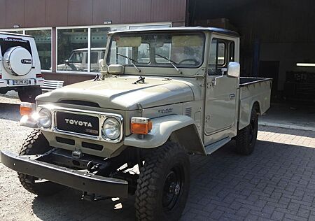 Toyota Land Cruiser HJ 45 pickup / Traumauto