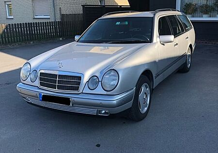 Mercedes-Benz 240 Elegance