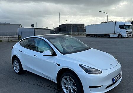 Tesla Model Y Long Range ACC Boost AWD white / white