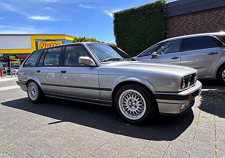 BMW 320i E30 Touring