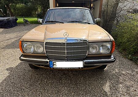 Mercedes-Benz 230 E - Oldtimer mit Classicgutachten