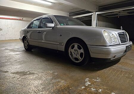 Mercedes-Benz E 240 AVANTGARDE, Kamera, Sitzheizung, AHK