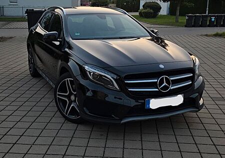 Mercedes-Benz GLA 250 AMG-Line Display Ambiente