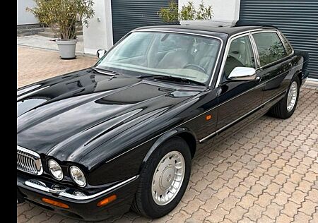 Jaguar Daimler Super V8
