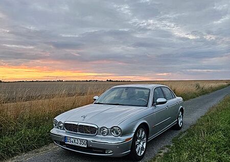 Jaguar XJ8 X350 4.2 Liter V8 - TÜV 10.2026