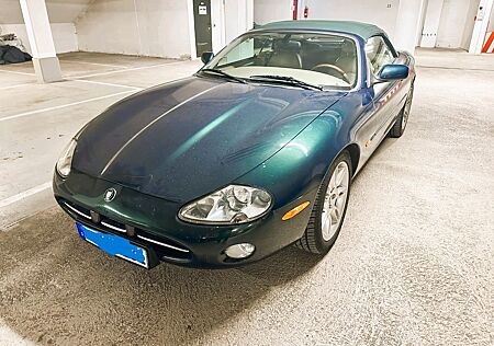 Jaguar XK8 Cabriolet - British Racing Green