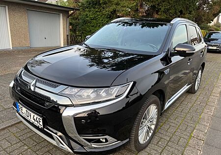 Mitsubishi Outlander 2.4 MIVEC PLUG-IN HYBRID 4WD Top