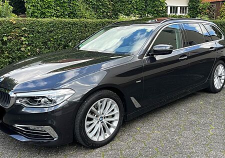 BMW 530i xDrive Touring, Allrad, Pano., Scheckheft