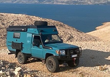 Toyota Land Cruiser GRJ78