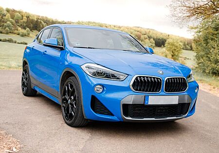 BMW X2 xDrive 18d - M Sport Paket in Misano Blau