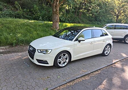 Audi A3 1.4 TFSI Ambition, Xenon, Navi, Panoramadach!