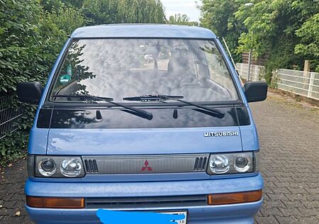Mitsubishi L300 2.4 Luxus Bus Luxus Bus