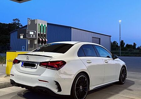 Mercedes-Benz A 250 AMG Line - 8 fach bereift / Panoramadach