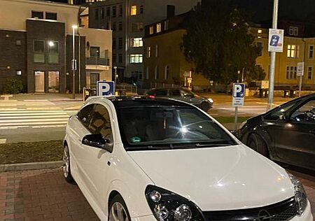 Opel Astra H OPC Race Camp
