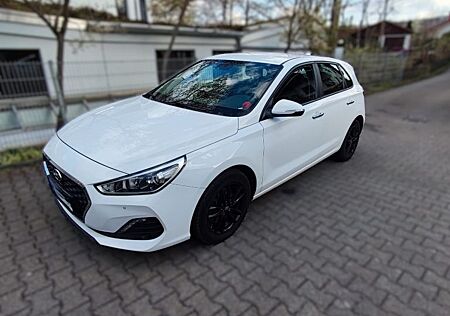 Hyundai i30 1.6 CRDi 85kW YES! + (Neuen TÜV bekommt er)