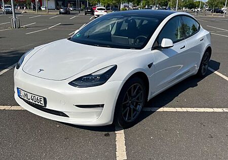 Tesla Model 3 Long Range - achtfach bereift