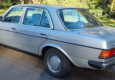Mercedes-Benz 250 W123