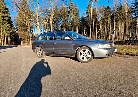 Audi A4 1.8 T Avant quattro -