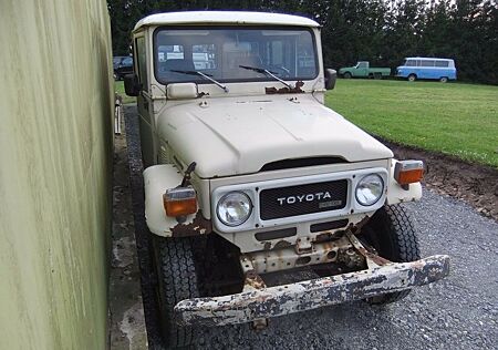 Toyota Land Cruiser BJ45Buschtaxi O.Zustd.ungeschweißt