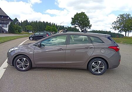 Hyundai i30 blue 1.6 CRDi 81kW YES! Silver YES! Silver