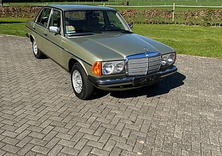 Mercedes-Benz 230 W123