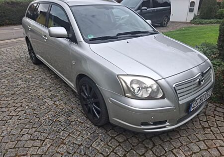 Toyota Avensis gebraucht kaufen Toyota Avensis Combi Executive 1.8-l-VVT-i Executive