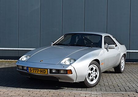 Porsche 928