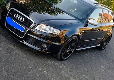 Audi RS4 4.2 quattro Avant -