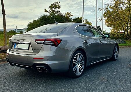 Maserati Ghibli SQ4 409PS Allrad / CarPlay / Dashcam
