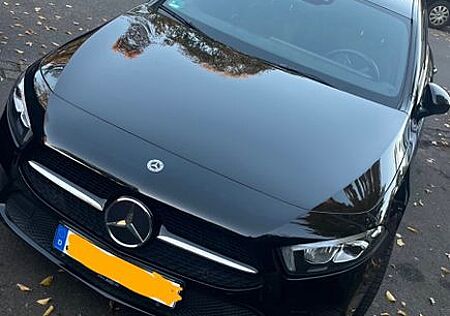 Mercedes-Benz A 180 A 180d DCT