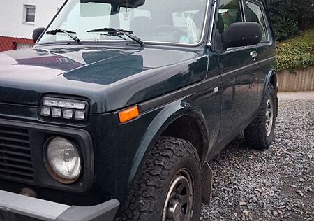 Lada Niva 1.7i 4x4 Camper Microcamper mit Dachzelt