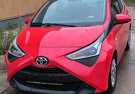 Toyota Aygo (X) Aygo 1,0 x-play 53KW 1Hd unfallfrei