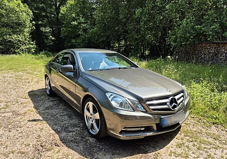Mercedes-Benz E 250 Coupé CGI BlueEFFICIENCY AVANTG....
