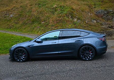 Tesla Model 3 Allradantrieb mit Dualmotor Performa...