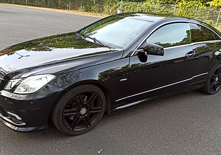 Mercedes-Benz E 250 Coupé CGI BlueEFFICIENCY AVANTG....