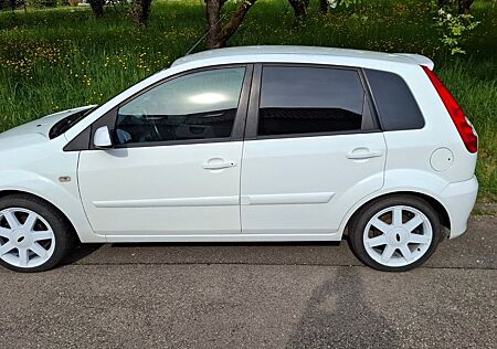 Ford Fiesta 1,4 16V White Magic