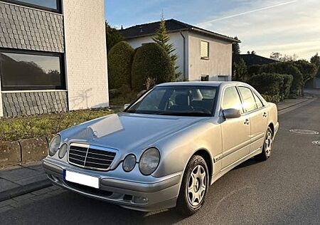Mercedes-Benz E 200 E200 Kompressor W210 1.Hand Garagenfahrzeug