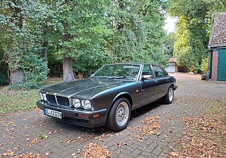 Jaguar XJ40