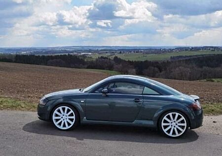 Audi TT Coupe 1.8T quattro 165 kW -