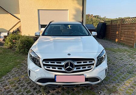 Mercedes-Benz GLA 180 7G-DCT / Klima / PDC
