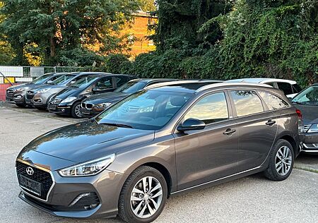 Hyundai i30 YES! 1- Hand/Navi/Kamera/Allwetterreifen.