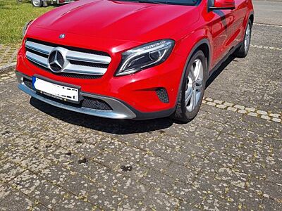 Mercedes-Benz GLA 200 -
