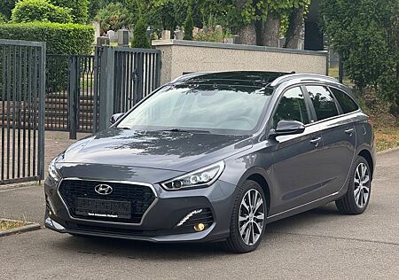 Hyundai i30 cw YES! Plus /Panorama/Navi/R-Kamera/2-Hand