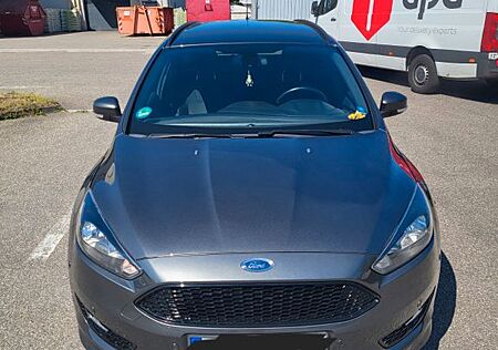 Ford Focus ST-Line Turnier Grau/Scheckheft.