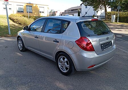 Kia Cee'd gebraucht kaufen Kia Cee'd / Ceed 1.4 CVVT Attract Attract