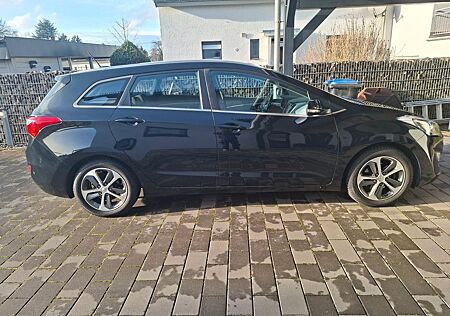 Hyundai i30 blue 1.6 CRDi 81kW Trend Trend