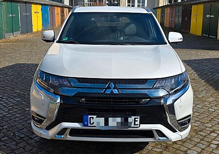 Mitsubishi Outlander 2.4 MIVEC PLUG-IN HYBRID 4WD Plus ...