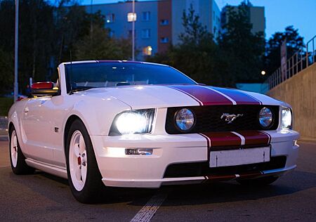 Ford Mustang GT V8 Cabrio in weiß